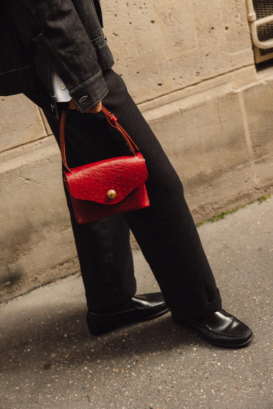 Paramaz-052025-NolwennPernin-123 CÉLESTE MINI « AUTRUCHE » ROUGE