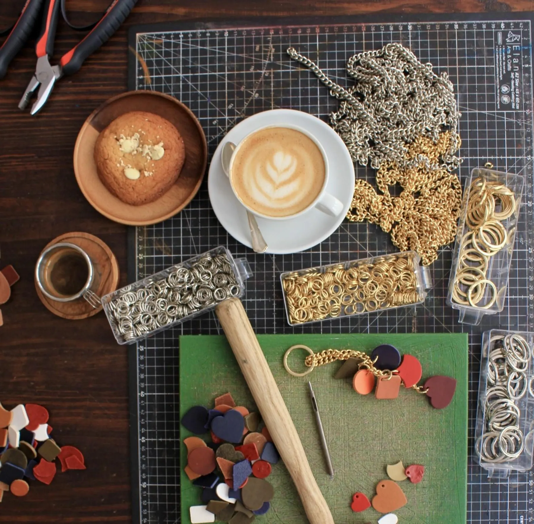 1763483616_1763483610_Porte-Cles-Paramaz Atelier - Porte-clés en cuir autour d’un café